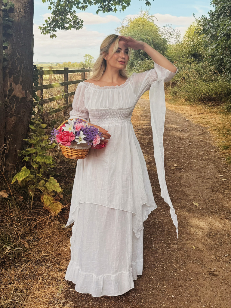 Robe gothique manches cloche et ourlet irrégulier des années 1980