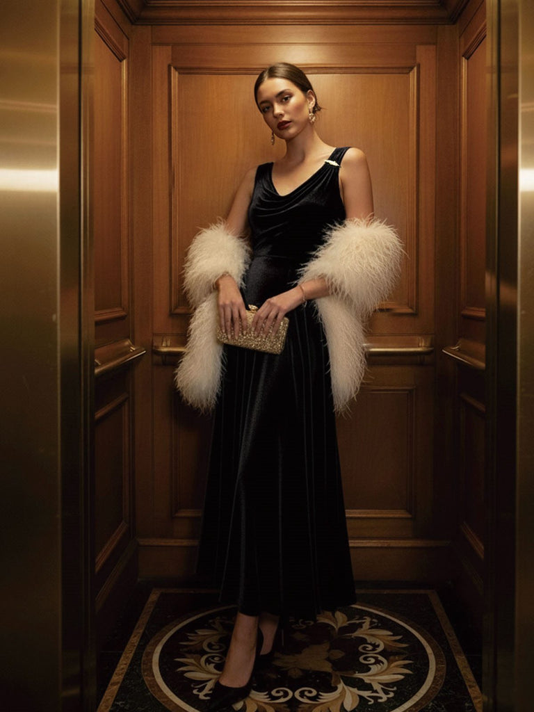 Robe noire col bénitier en velours avec broche en plumes des années 1930