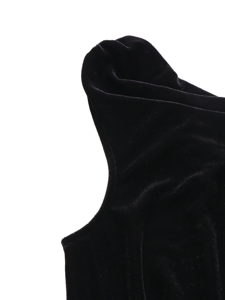 Robe noire col bénitier en velours avec broche en plumes des années 1930