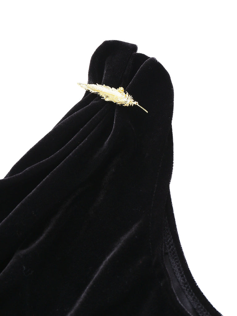 Robe noire col bénitier en velours avec broche en plumes des années 1930