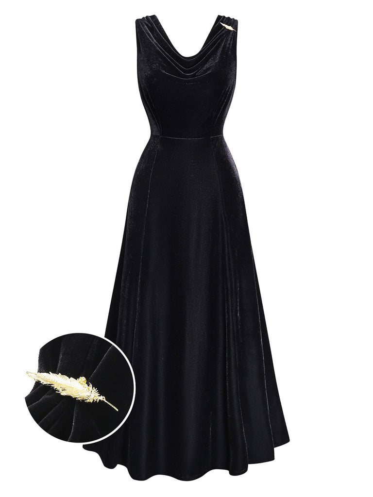 Robe noire col bénitier en velours avec broche en plumes des années 1930
