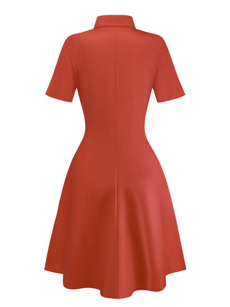Robe rouge à revers avec guitare et notes des années 1950