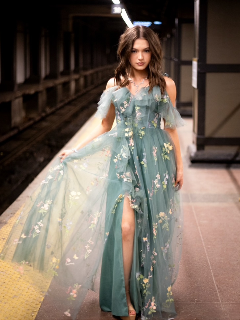 Robe fendue en tulle brodé de fleurs années 1970