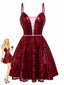 Robe en maille à paillettes col décolleté en V profond rouge vin des années 1950
