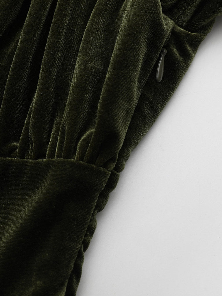 Robe verte en velours manches bouffantes col en V profond et froncées des années 1940