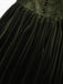 Robe verte en velours manches bouffantes col en V profond et froncées des années 1940
