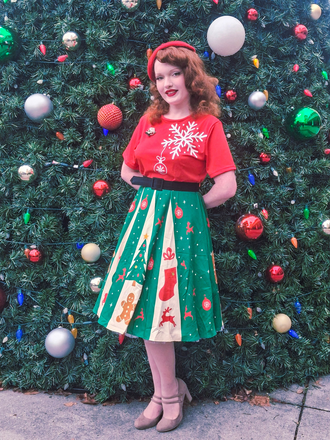 Robe trapèze rouge et verte motif flocon de neige des années 1950