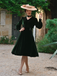 Robe verte en velours perlé et col en V années 1950