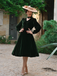 Robe verte en velours perlé et col en V années 1950
