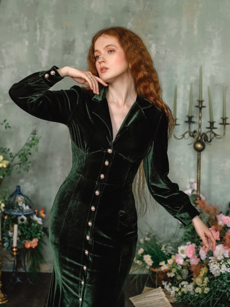 Robe sirène en velours rouge manches lanternes années 1930