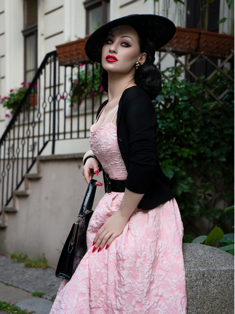 Robe midi jaune fines bretelles et imprimé floral jacquard années 1950