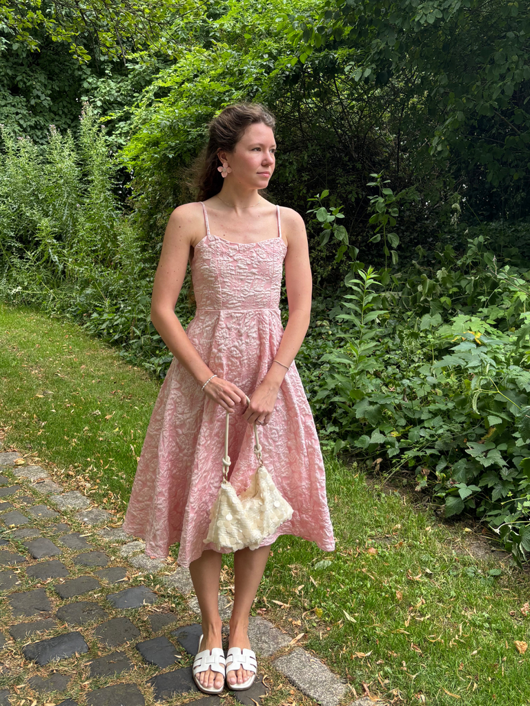 Robe midi jaune fines bretelles et imprimé floral jacquard années 1950
