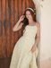 Robe midi jaune fines bretelles et imprimé floral jacquard années 1950