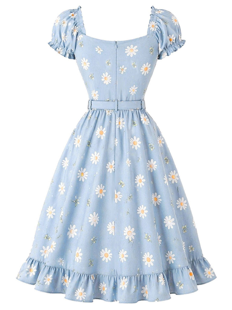 Robe bleu clair motif marguerites et décolleté cœur années 50