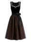 Robe noire à décolleté cœur avec tablier Années 1950