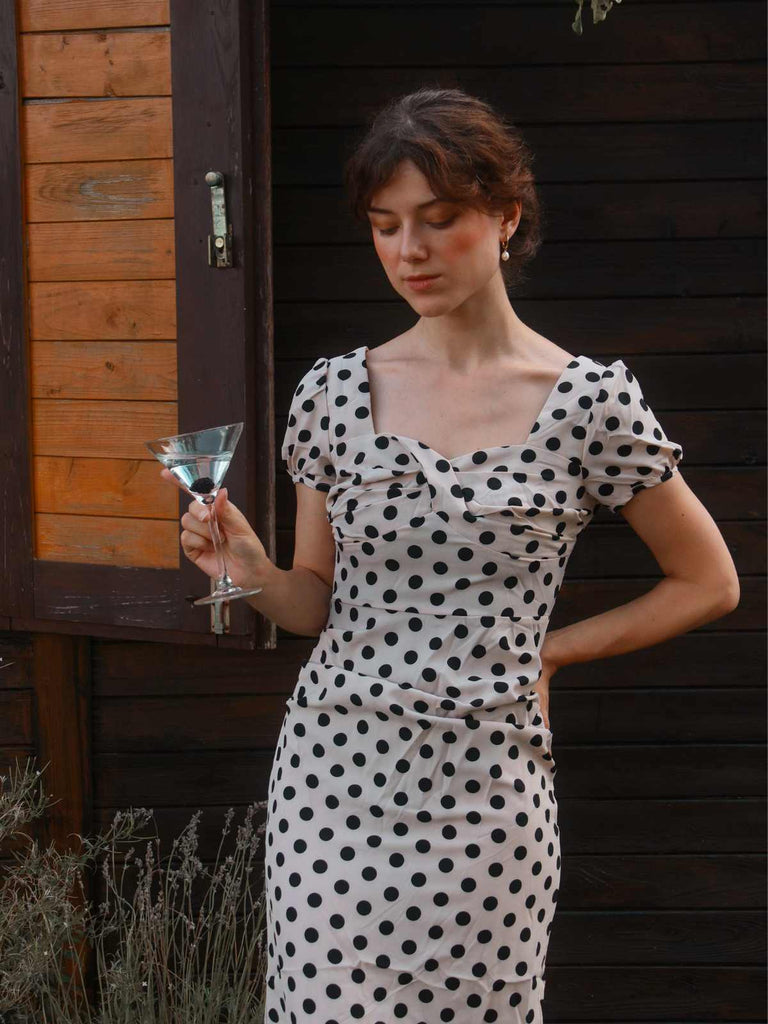 Robe rose pois col carré et manches bouffantes années 1960