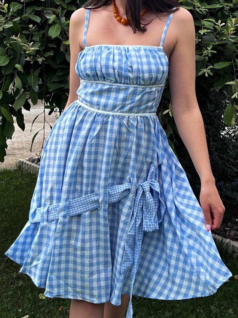 Robe bleue à bretelles spaghetti et nœud à carreaux des années 50