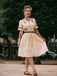 Robe fleurie brodée en coton beige à col en V des années 40