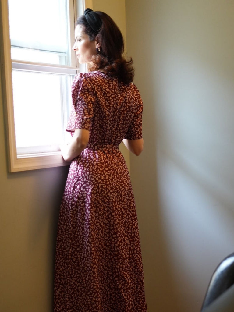 Robe à fleurs en V rouge vin des années 40 Vintage