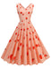 Robe trapèze sans manches couleur pêche à motif fraise des années 1950