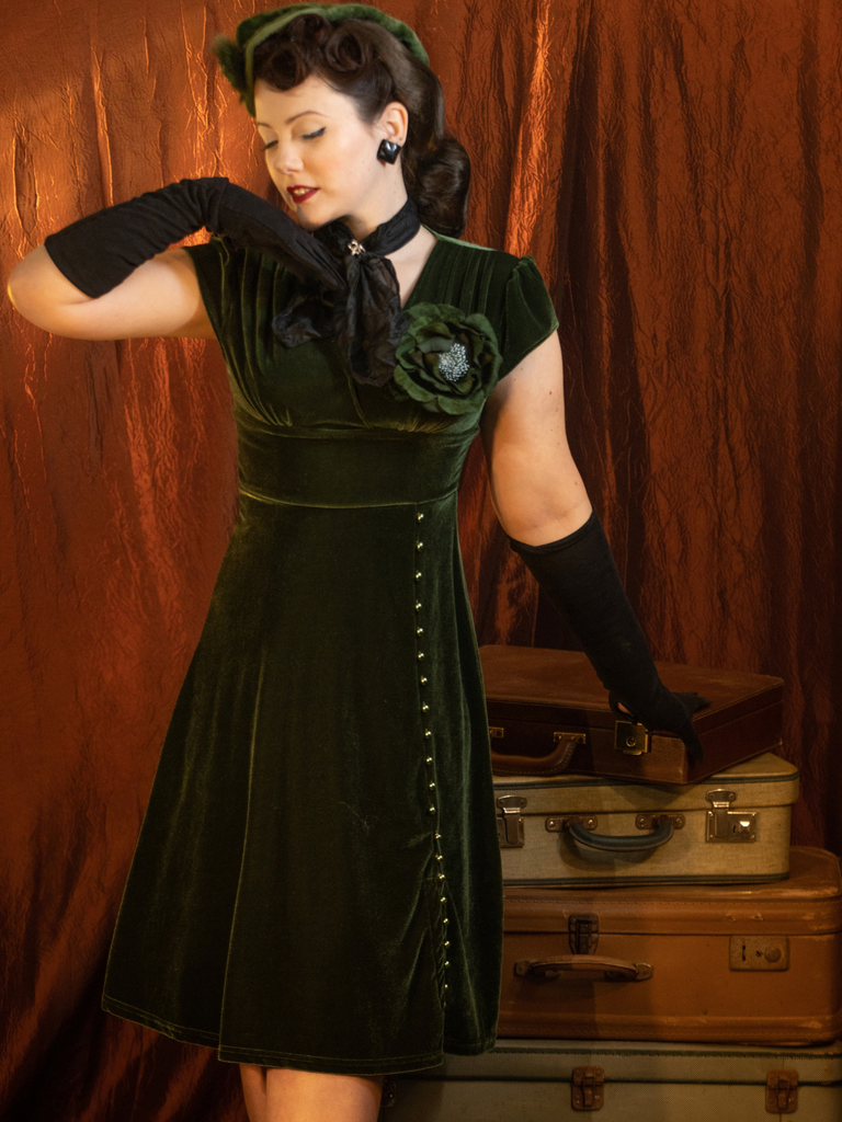 Robe en velours perlé rouge à col en V profond des années 40