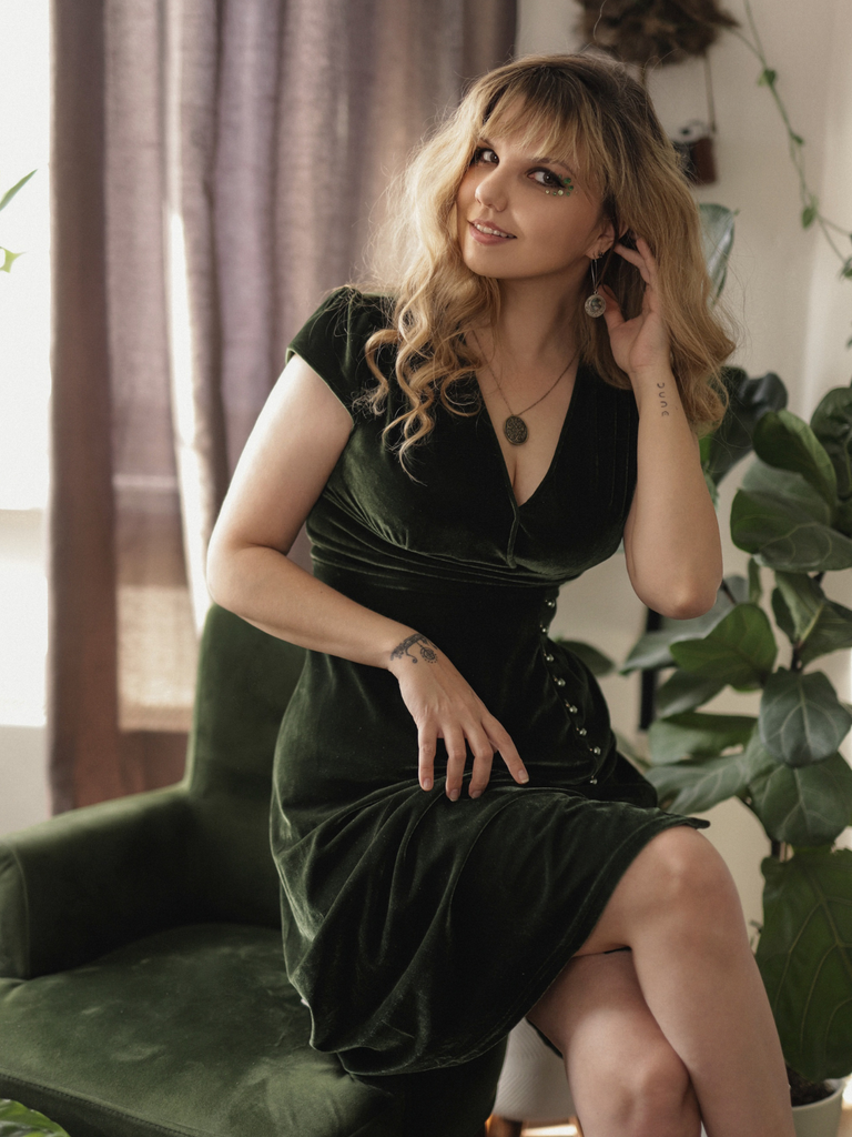 Robe en velours perlé rouge à col en V profond des années 40