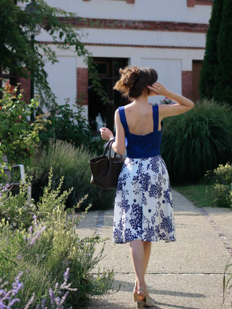 Robe bleue à col en cœur et boutons fleuris années 1950