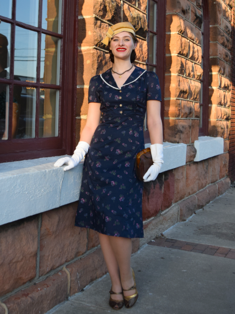 Robe beige à manches bouffantes et revers fleuris des années 1940