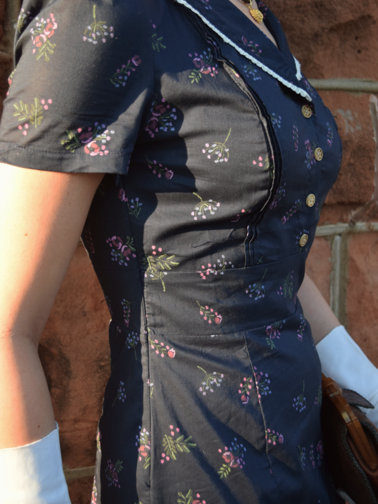 Robe beige à manches bouffantes et revers fleuris des années 1940
