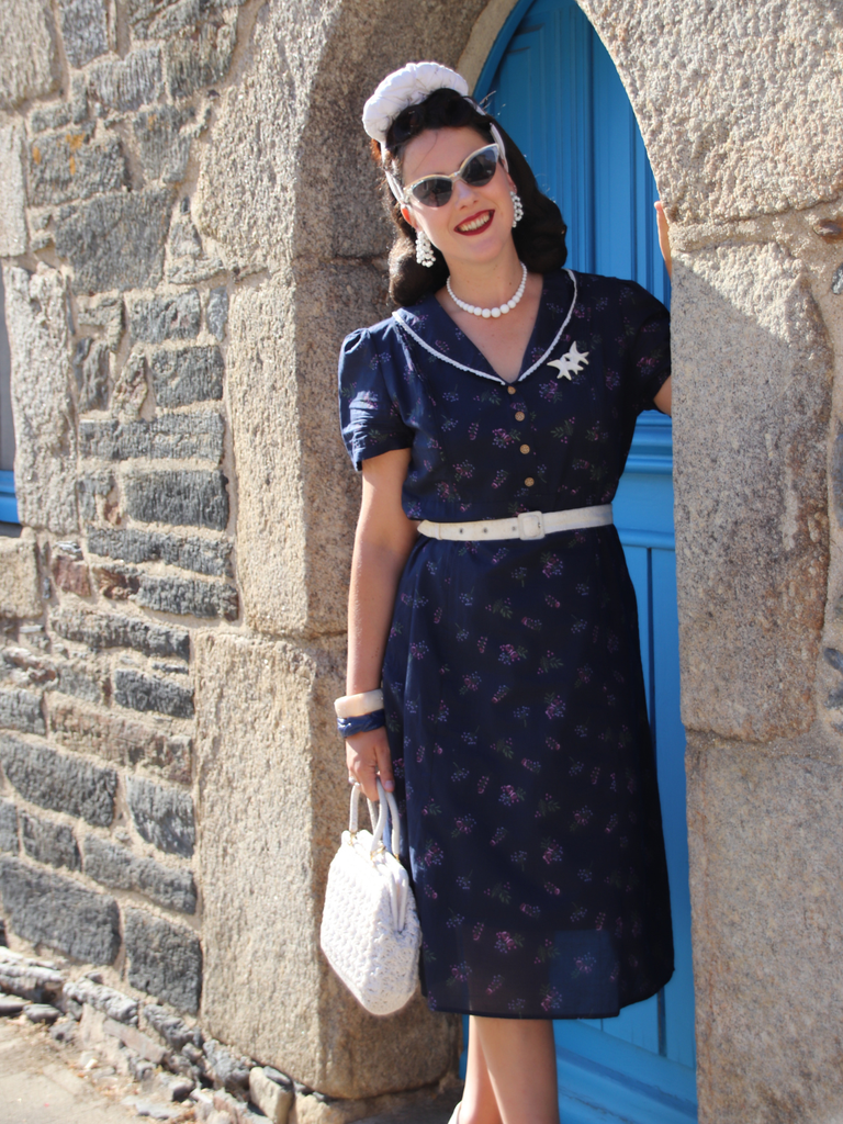 Robe beige à manches bouffantes et revers fleuris des années 1940