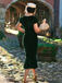 Robe de sirène en velours vert à col en V et boutons des années 1930