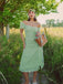 Robe verte à petites fleurs col cœur des années 1940