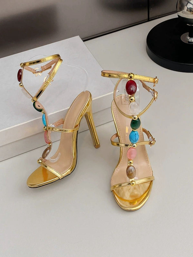 Sandales à talons aiguilles et lanières avec pierres colorées
