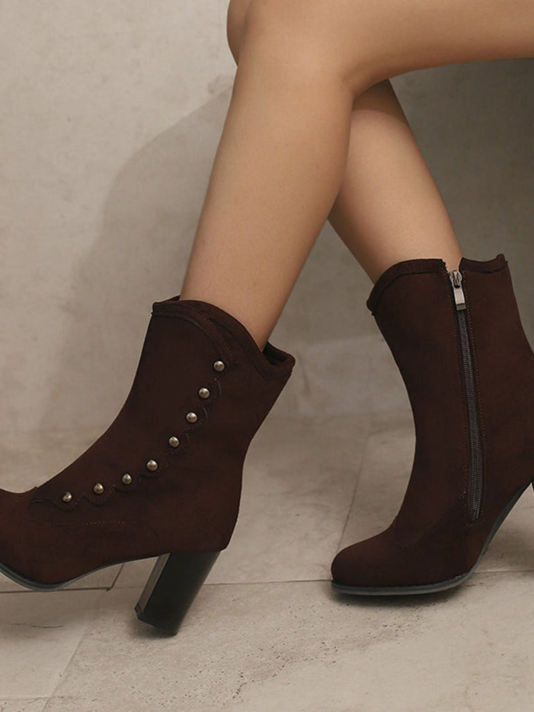 Bottes mi-mollet cloutées en daim doublées de fausse fourrure