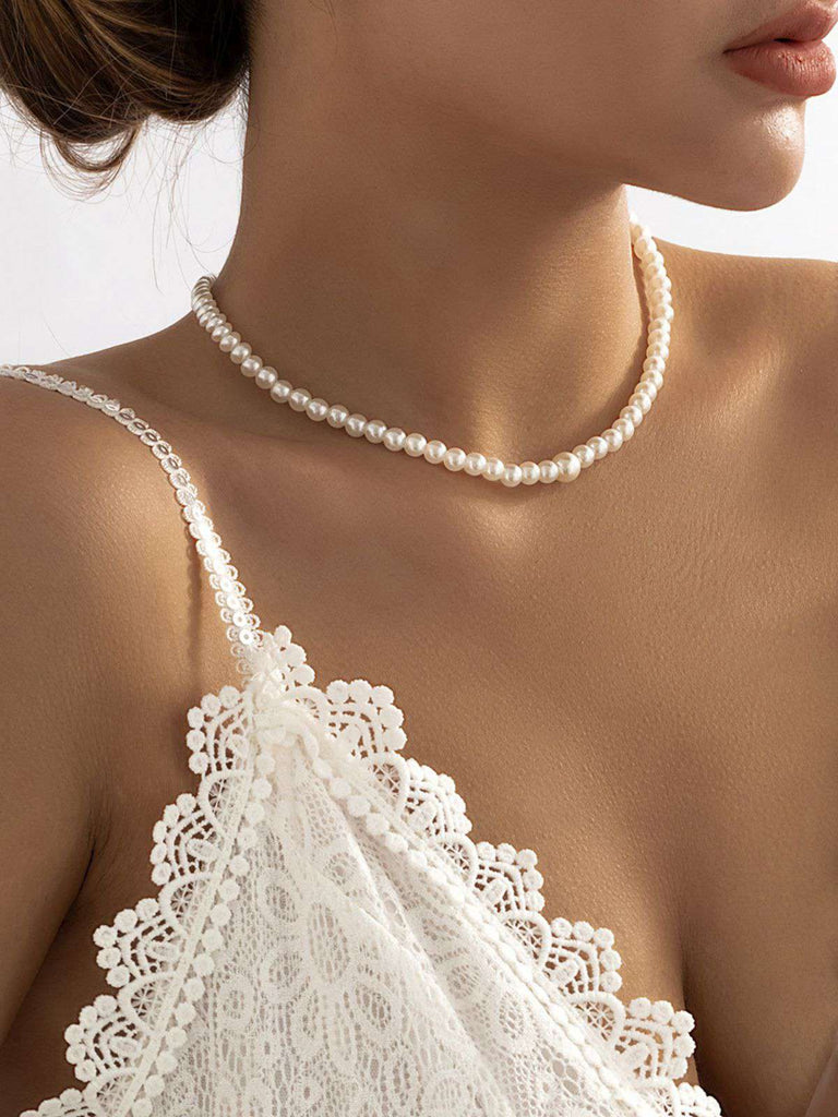 Collier chaîne à pendentif en perles blanches vintage