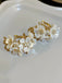 Boucles d'oreilles en perles blanches à fleurs 3D