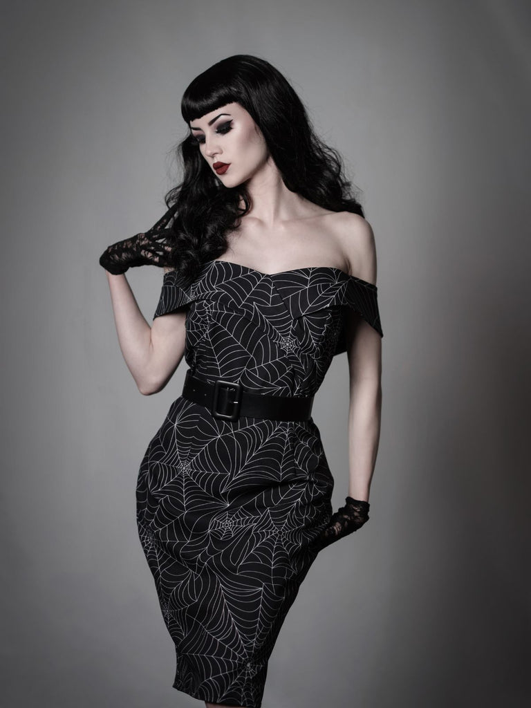 Robe noire à épaules dénudées en toile d'araignée années 1960
