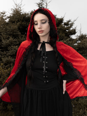 Cape en velours rouge avec bordure en dentelle pour Halloween des années 1950