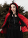 Cape en velours rouge avec bordure en dentelle pour Halloween des années 1950