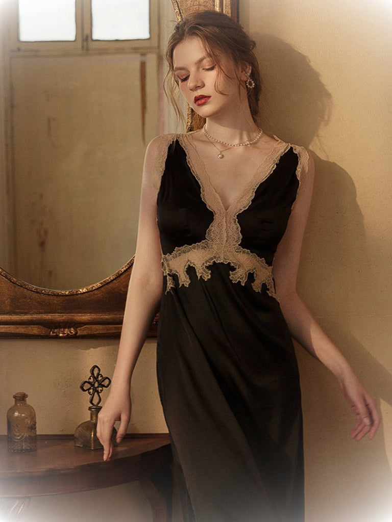 Pyjama en satin bleu dos nu à col en V et dentelle des années 1950
