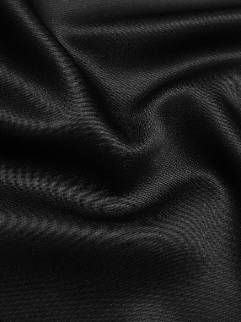 Peignoirs courts en faux satin noire des années 1970
