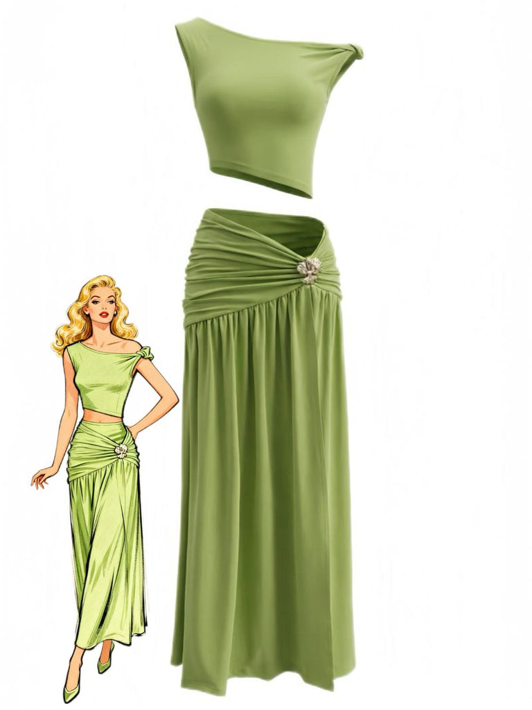 Élégant ensemble deux pièces vintage des années 1930, composé d'un crop top convertible à épaules dénudées orné de détails métalliques et d'une jupe longue fendue et froncée, idéal pour les soirées rétro.