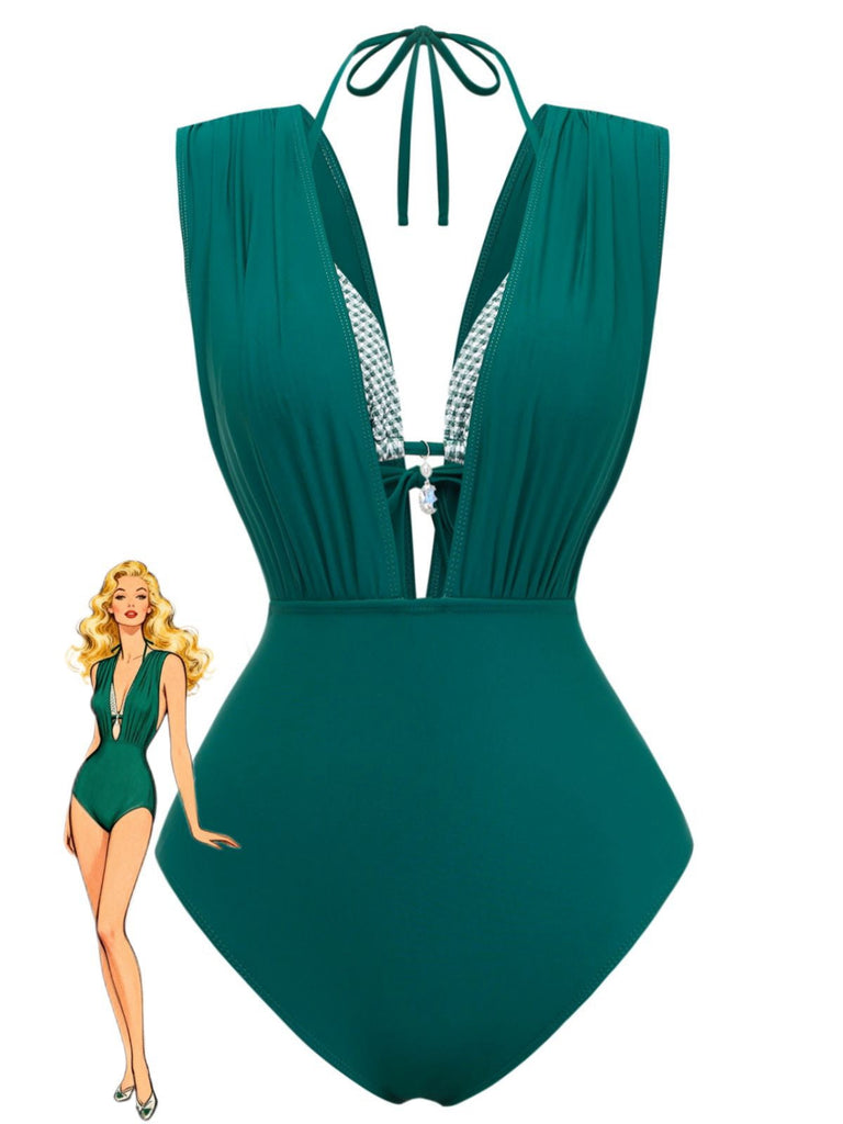 Ensemble bikini vintage années 60 composé d'un haut de bikini dos nu à carreaux et d'un maillot de bain une pièce froncé à décolleté plongeant, présenté sur un mannequin pour un look de vacances rétro à la plage.