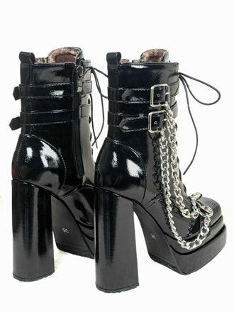 Bottes gothiques talons hauts vernis noir et ornées de chaînes
