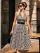 Robe évasée noire carreaux encolure dos nu ceinture et poches années 50