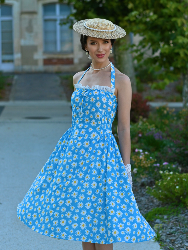Robe dos nu marguerites bleue avec bordure en dentelle des années 1950