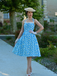Robe dos nu marguerites bleue avec bordure en dentelle des années 1950