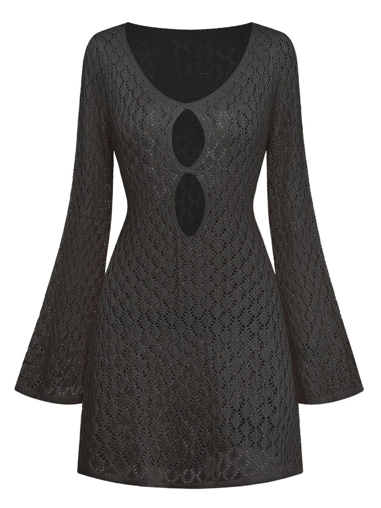 Vue de face du cache-maillot noir à manches cloche en crochet, mettant en valeur son élégant design ajouré.