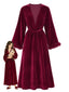 Peignoir rouge en velours à ceinture et bordure en fausse fourrure Années 1950