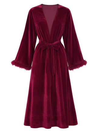 Peignoir rouge en velours à ceinture et bordure en fausse fourrure Années 1950 - 2